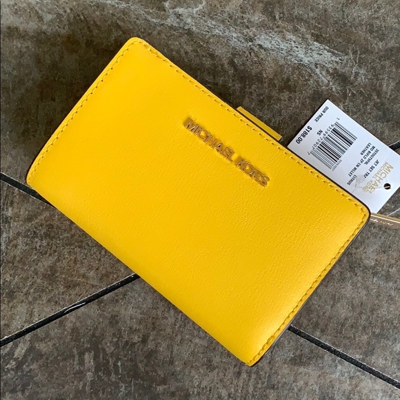 Michael Kors Handbags - Michael Kors Jet Set Travel BIFLD Zip Coin Wallet